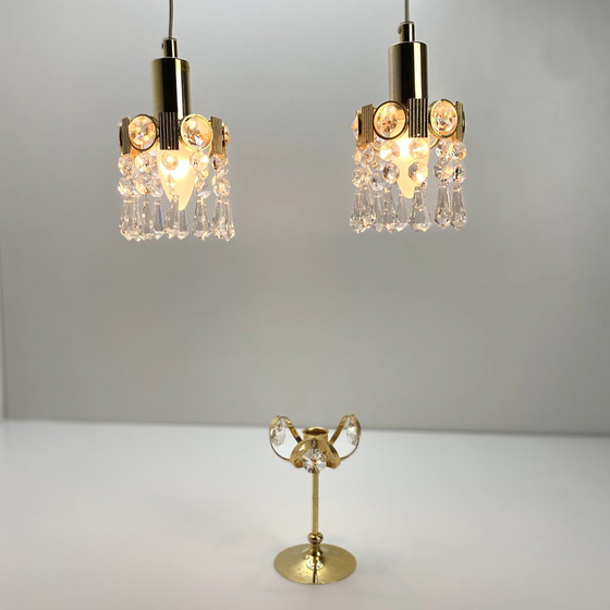 Image 1 of Twee verguld messing en kristallen hanglampen, door Palwa, Design 1960, Hollywood Regency.