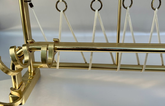 Image 1 of Revistero de pared de latón antiguo con bandas elásticas (alrededor de 1960)