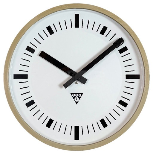 Industriële beige bakelieten wandklok van Pragotron, jaren 70
