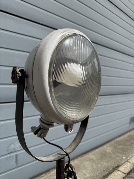 Lámpara industrial hecha a partir de un coche antiguo