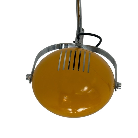 Image 1 of Herda - Lampada da parete spaziale - Paralume giallo, base nera e montante cromato (modello raro)