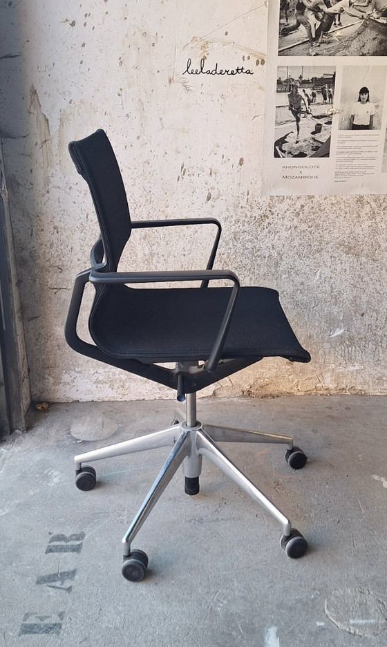 Image 1 of Chaise de bureau VITRA Physix réglable en maille noire sur roulettes