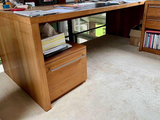 Schreibtisch mit Schubladenelement