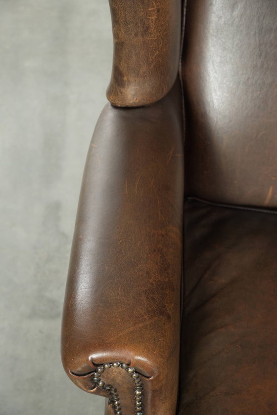 Image 1 of Grote karaktervolle schapenleren oorfauteuil met mooie warme kleuren en een prachtig patina in Engelse stijl