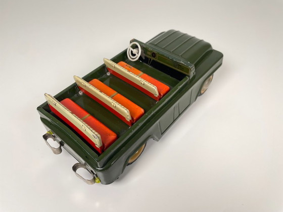 Image 1 of Coppia di Jeep giocattolo d'epoca, una macchina aperta degli anni '60 e una Jeep militare in metallo degli anni '40