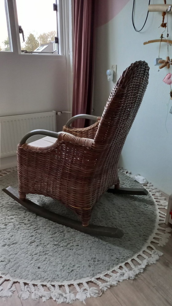 Image 1 of Sedia a dondolo in canna/legno