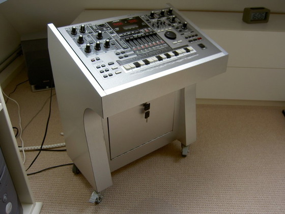 Meuble de Studio Unique Fait Main Roland MC-505 Groovebox – Merkloos, Dessertes, Aluminium (photo 2 of 9)