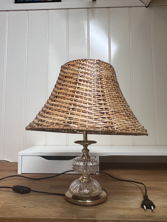 Image 1 of Lampada da tavolo vintage con paralume in rattan e base in vetro - stile boho