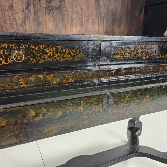 Image 1 of Ein seltener niederländischer Chinoiserie-Schrank aus dem frühen 18. Jahrhundert, lackiert, um 1700.