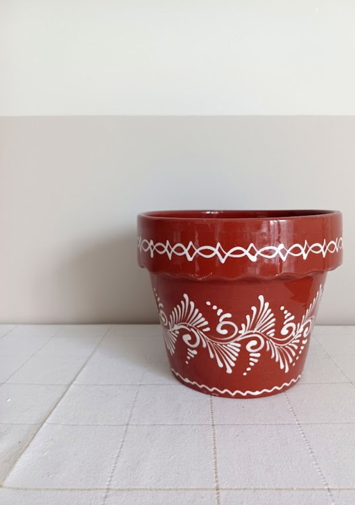 Vintage folklore terracotta bloempot. Handgeschilderde details. Zweedse Allmoge stijl..