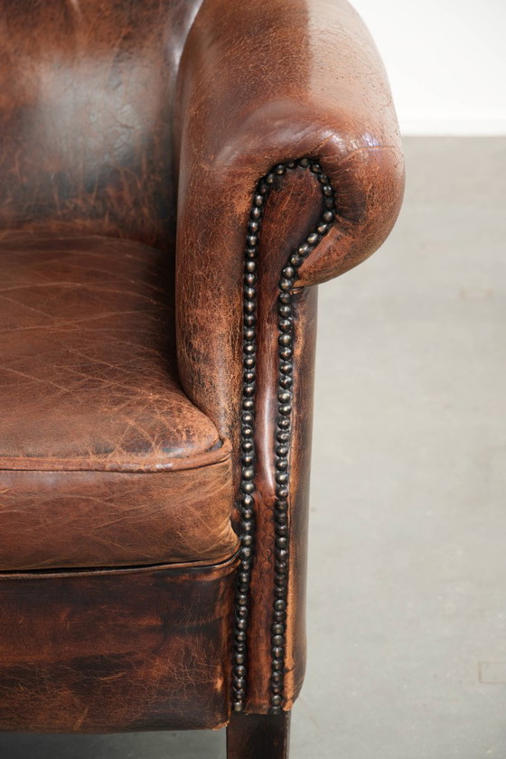 Ruime vintage schapenleren oorfauteuil in een diepe bruine kleur afgewerkt met siernagels – Leather (photo 10 of 17)