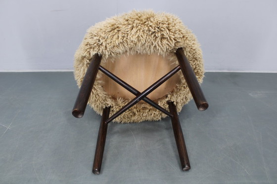 Image 1 of Sgabello in legno del 1950 con rivestimento in pelle di pecora