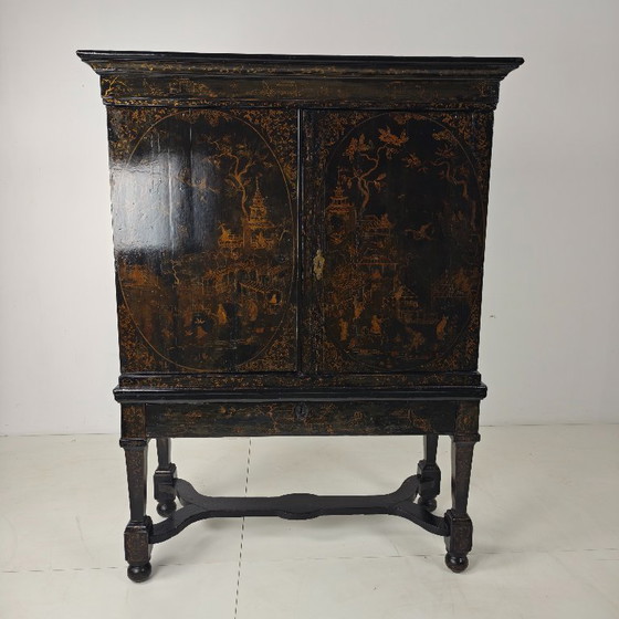 Image 1 of Ein seltener niederländischer Chinoiserie-Schrank aus dem frühen 18. Jahrhundert, lackiert, um 1700.