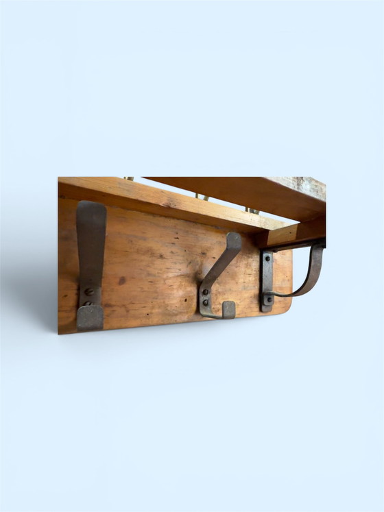 Image 1 of Originele Vintage Houten Wandkapstok met Hoedenplank | Jaren ’40/’50 | Schuurvondst