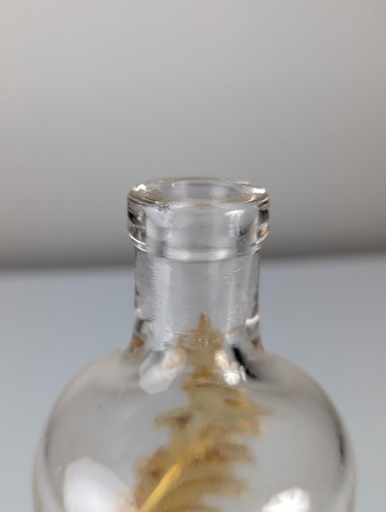 Image 1 of Bottiglia in vetro di uranio in stile Art Nouveau francese con foglie d'ambra applicate, circa 1900