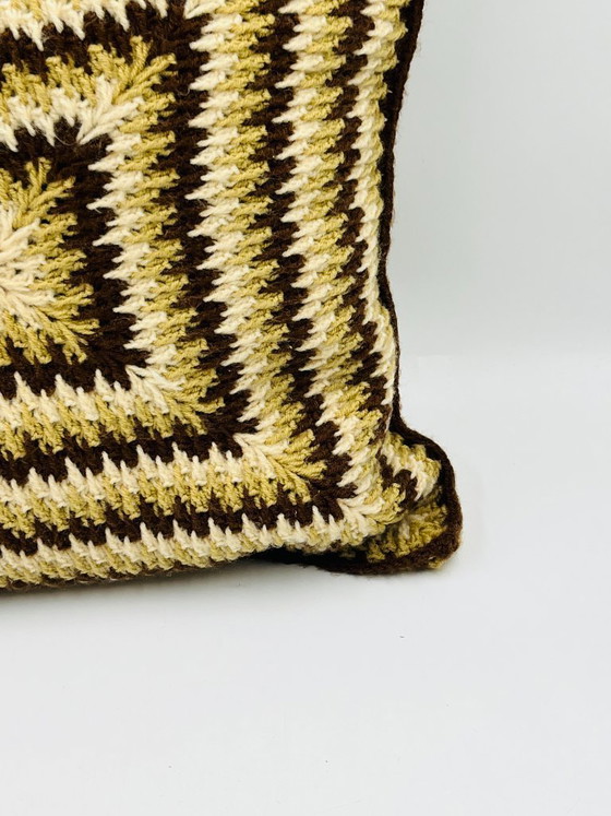 Image 1 of Coussin en crochet vintage années 70