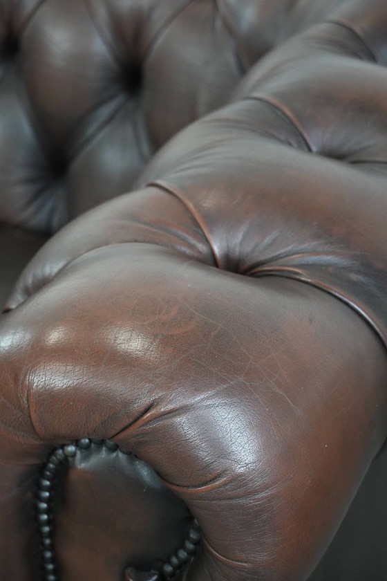 Image 1 of Canapé Chesterfield vintage 2 places en cuir de vachette marron foncé, de style anglais