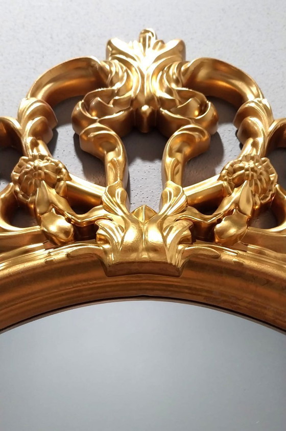 Image 1 of Verkaufe einen eleganten Wandspiegel im Barock/Rokoko-Stil, mit reich verziertem ovalen Rahmen und Goldfinish.