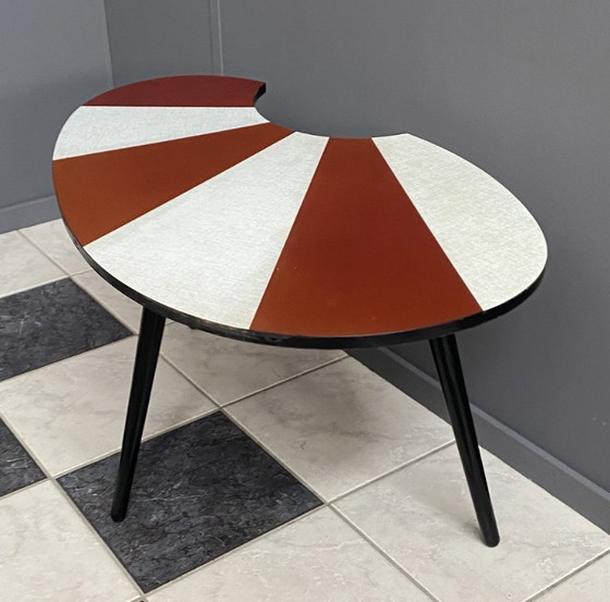 Image 1 of Mesa a rayas en forma de riñón, años 60, con tablero de formica.