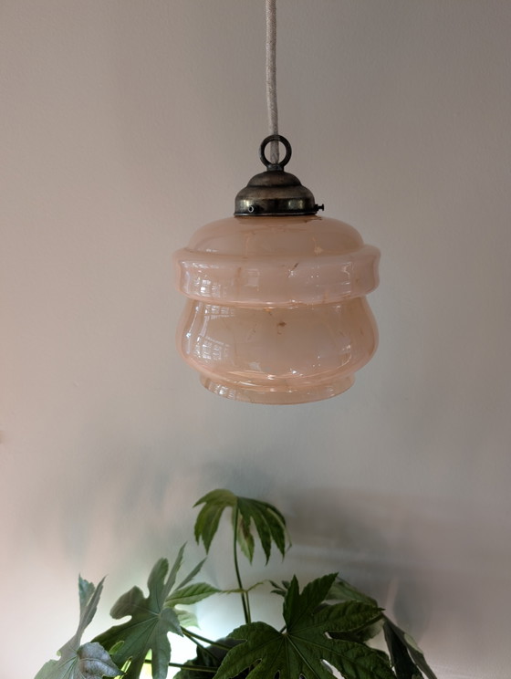 Image 1 of Magnifique suspension Art déco rose en verre cliché