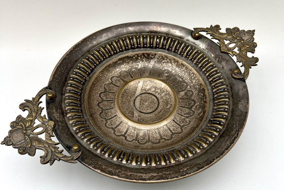 Image 1 of Ciotola con piede placcata in argento e manici rocaille – stile storicista