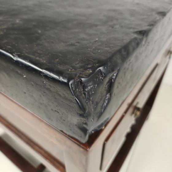 Rare brique d'or impériale chinoise (Jīn Zhuān) sur une table d'exposition en bois réalisée sur mesure. (photo 12 of 16)