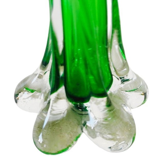 Image 1 of Vase vintage en verre vert torsadé, style milieu du siècle, années 1950