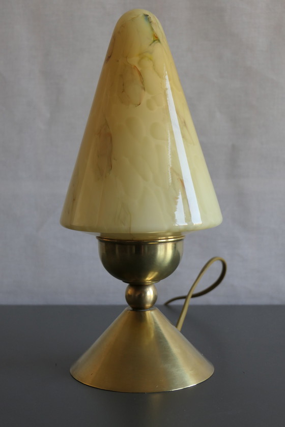 Image 1 of Tre caratteristiche lampade da tavolo Art Déco, coniche, in ottone e vetro marmorizzato