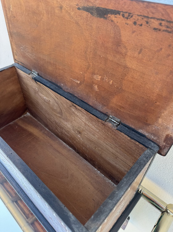 Image 1 of Antico baule orientale con intarsi in madreperla