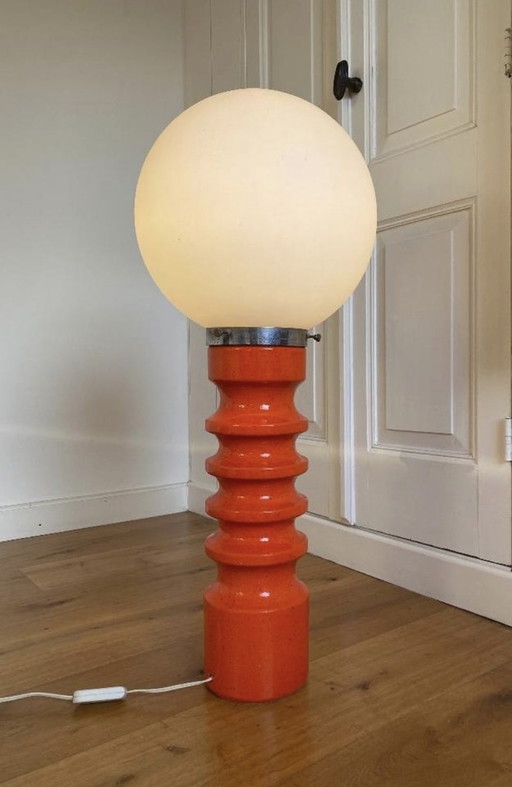 Vintage orangefarbene Keramik-Stehlampe mit Glaskugel aus den 1960er Jahren