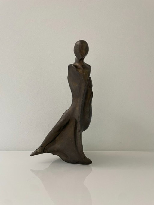 Expressieve sculptuur figuur in de wind - futuristisch
