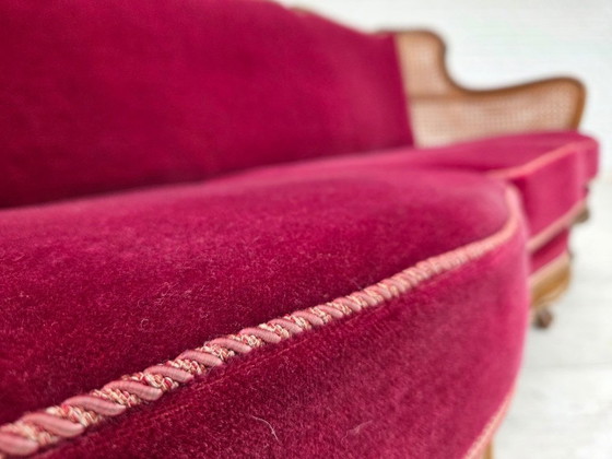 Image 1 of Canapé 3 places danois des années 1950, velours d'ameublement, bois de frêne, maille d'ameublement.