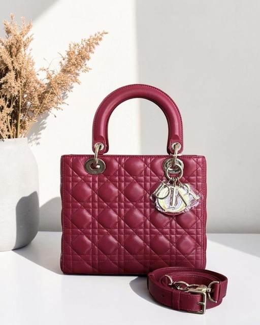 DIOR LADY MEDIUM - PELLE DI AGNELLO CANNAGE BORDEAUX ROSSO SCURO, DETTAGLI ORO, CINTURINO REGOLABILE