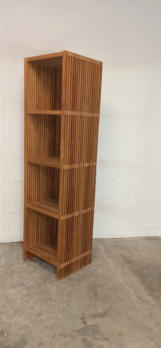 Image 1 of Bibliothèque en bois à lattes