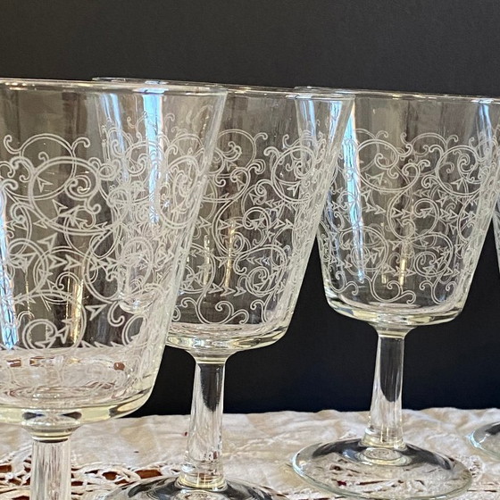 Image 1 of 6 grote antieke wijn- of waterglazen op voet met gegraveerd arabeskmotief