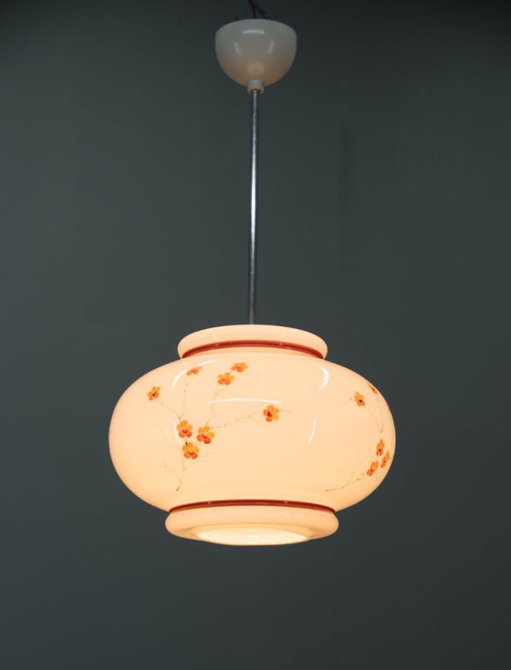 Image 1 of Hanglamp van melkglas, handbeschilderd, uit de jaren 70, vintage stijl uit het midden van de 20e eeuw.