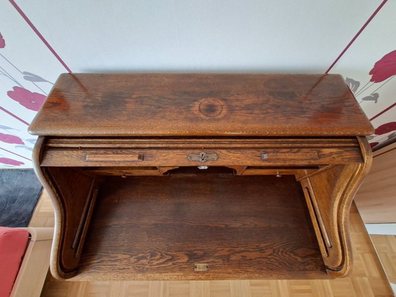 Image 1 of Scrivania antica in rovere con piano a rullo – completamente funzionale con chiave