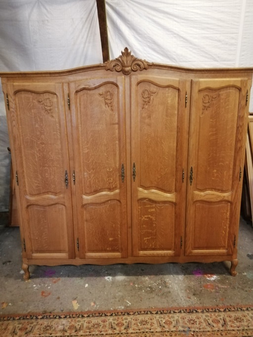 Ruime vintage kledingkast 
