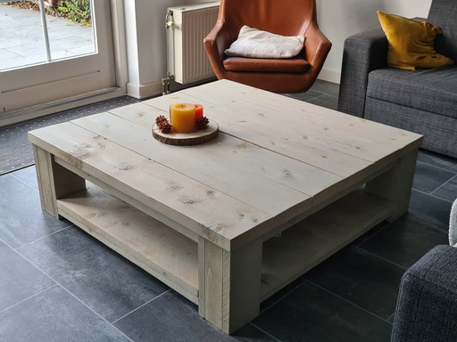 Table basse en bois d'échafaud