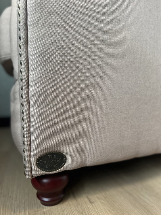 Image 1 of Poltrona Chesterfield Brighton in tessuto – Pitch Sand