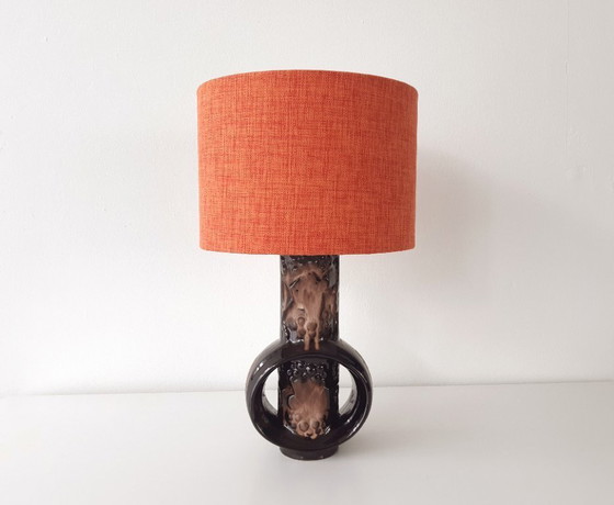 Image 1 of Base per lampada vintage in ceramica marrone scuro riccamente decorata degli anni '70 con un nuovo paralume fatto a mano; Fa