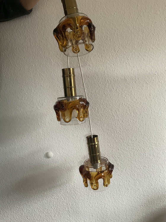 Image 1 of Lampada a sospensione di metà secolo – Oberglas Austria – vetro ambrato e ottone