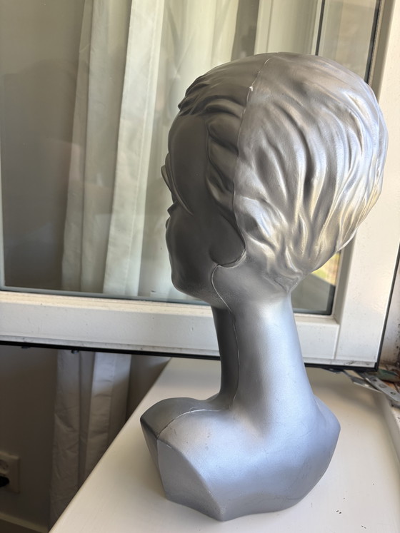 Image 1 of Vintage Twiggy etalagehoofd XL – 40 cm – zilverkleurig