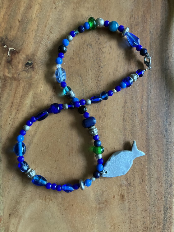 Image 1 of Collier neuf avec perles bleues vintage et pendentif poisson argenté, 40 cm