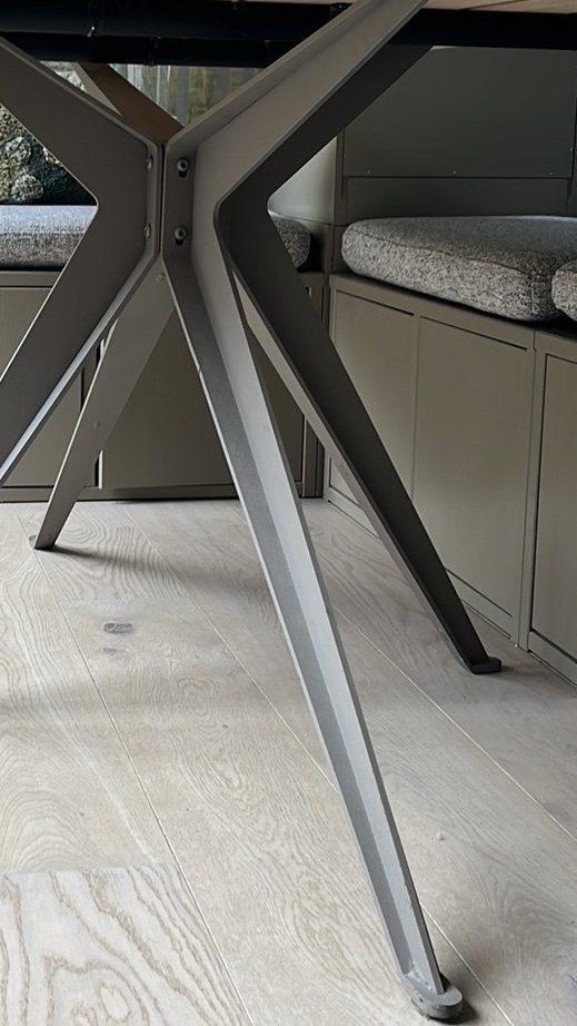 Image 1 of Eettafel met organisch, eiken tafelblad en gepoedercoat onderstel