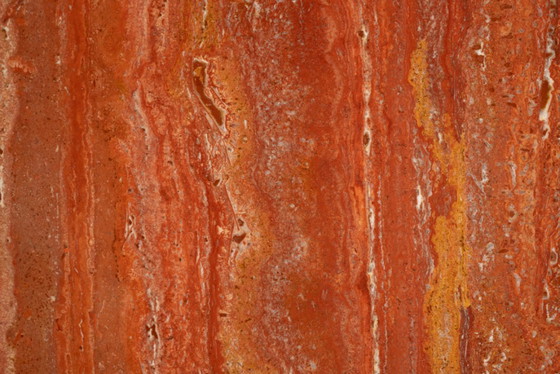 Image 1 of Willy Rizzo. Grote tafel van roodachtig-oranje travertijn. Jaren 70.