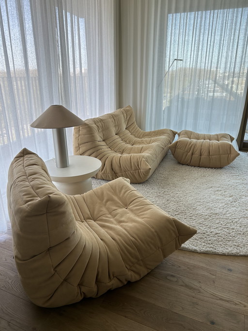 Asiento de 3 plazas, de 1 plaza y otomana Togo Ligne Roset Alcantara Saddle