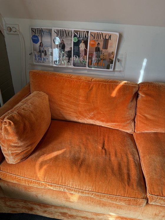 Image 1 of Canapé 2 places en velours orange avec coussins garnis de duvet