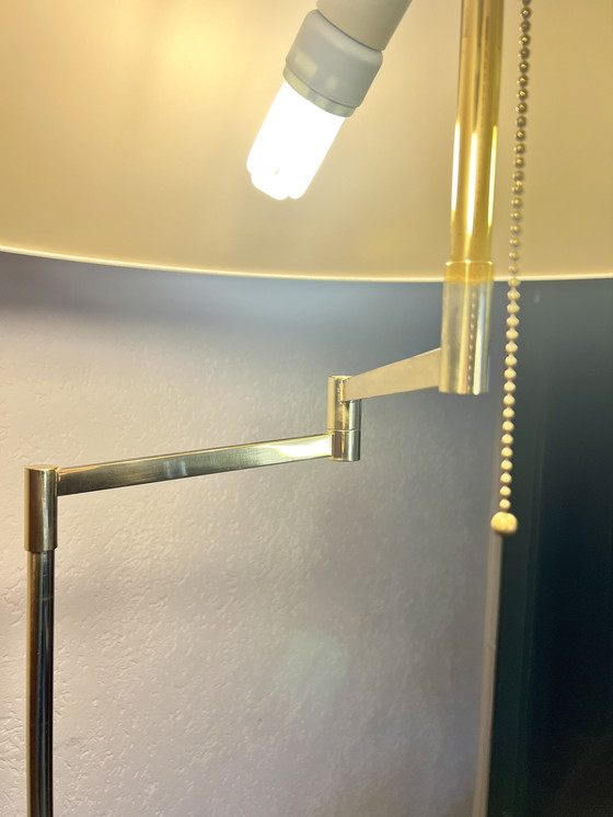 Image 1 of GKS - Gebrüder Knappstein Leuchten - Mid Century Lampadaire En Laiton Avec Bras Pivotant, Abat-jour Beige Allemagne, Années 1960