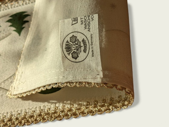 Image 1 of Set aus 2 Vintage Weihnachts-Tischläufern – Weiß mit grünen Tannen & goldfarbenen Verzierungen